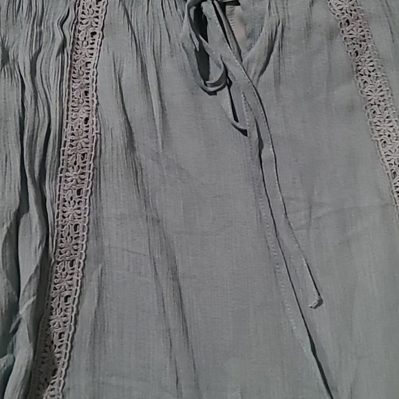 She and Sky‎ cold shoulder summer top - Picture 3 of 4